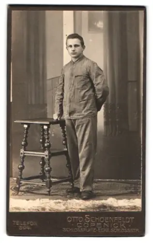 Fotografie Otto Schoenfeldt, Cöpenick, Schlossplatz Ecke Schlossstr., Porträt eines jungen Mannes