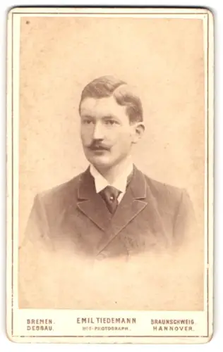 Fotografie Emil Tiedemann, Bremen, Richtweg 12, Porträt eines eleganten Herren