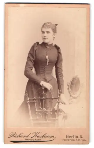 Fotografie Richard Kasbaum, Berlin, Friedrich-Str. 125, Stehende Dame in elegantem Kleid