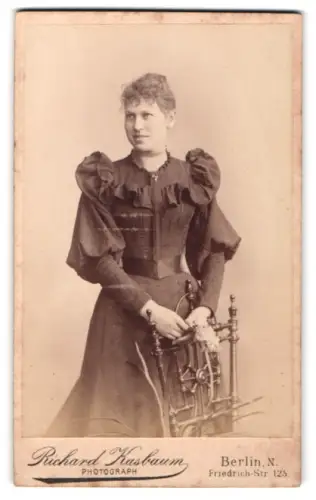 Fotografie Richard Kasbaum, Berlin, Friedrich-Str. 125, Frau in eleganter Garderobe