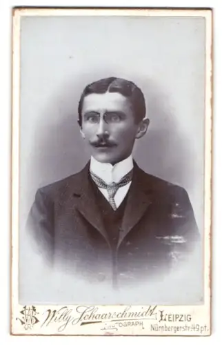Fotografie Willy Schaarschmidt, Leipzig, Nürnbergerstr 49, Porträt eines eleganten Herrn