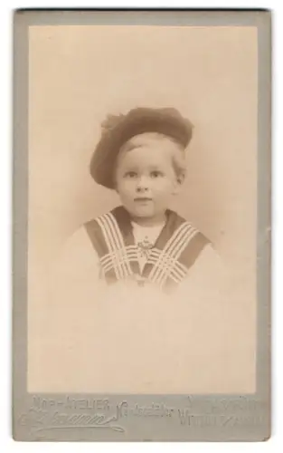 Fotografie Atelier Hofmann, Wyk a. Föhr, Porträt eines Kindes mit Mütze