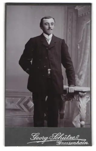 Fotografie Georg Schütze, Grossenhain, Eleganter Herr im Anzug