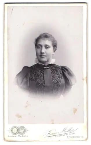 Fotografie Hugo Müller, Freiberg, Fischer-Str. 29, Portrait einer elegant gekleideten Frau