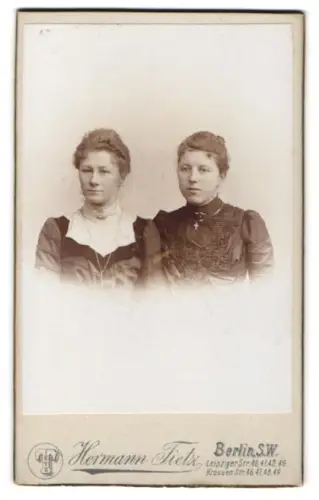 Fotografie Hermann Tietz, Berlin, Leipziger Strasse 46, Zwei Frauen in eleganter Kleidung