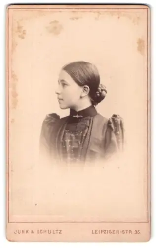 Fotografie Junk & Schultz, Berlin, Leipziger-Str. 35, Seitenporträt einer jungen Frau