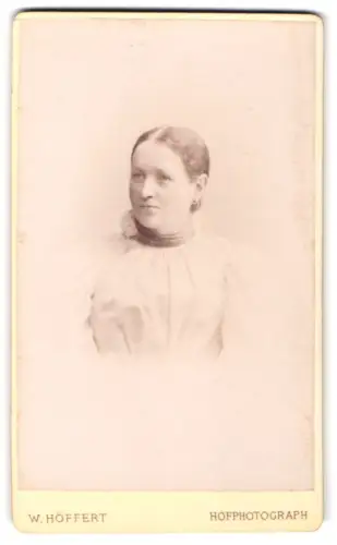 Fotografie W. Höffert, Berlin, Unter den Linden 24, Porträt einer Dame