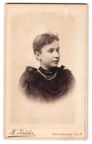 Fotografie H. Zeidler, Berlin, Jerusalehmer-Str. 6, Porträt einer jungen Frau