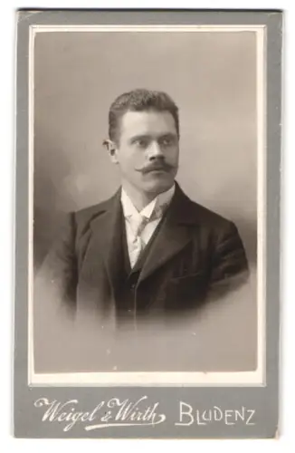 Fotografie Weigel & Wirth, Bludenz, Porträt eines eleganten Herren mit Schnurrbart