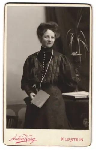 Fotografie Anton Karg, Kufstein, unterer Stadtplatz 7, Porträt einer eleganten Dame mit Buch