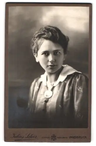 Fotografie Julius Schär, Innsbruck, Maria Theresienstrasse 17/19, Porträt einer jungen Frau