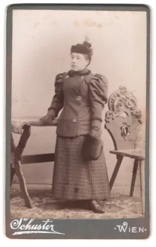 Fotografie Carl Schuster, Wien, Dame mit elegantem Mantel