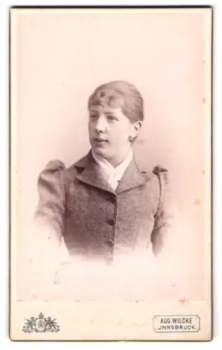 Fotografie Aug. Wilcke, Innsbruck, Riedgasse 1, Porträt einer eleganten Dame