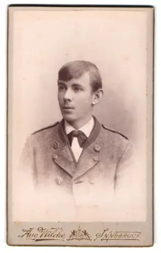 Fotografie Aug. Wilcke, Innsbruck, Rudolfstrasse 3, Porträt eines jungen Mannes