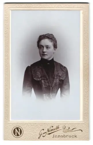 Fotografie G. v. Nemeth, Innsbruck, Maria-Theresien-Strasse 27, Porträt einer vornehmen Dame