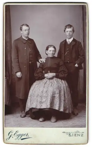 Fotografie G. Egger, Lienz, Schweizergasse 50, Porträt einer Familie
