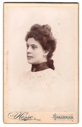 Fotografie A. Hesse, Innsbruck, Heiliggeiststrasse 13, Porträt einer eleganten Frau