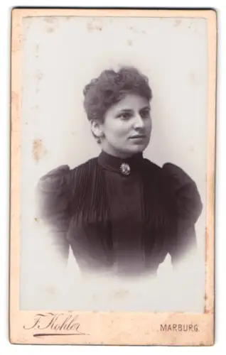 Fotografie F. Kohler, Marburg, obere Herrengasse 35a, Frauenportrait in eleganter Kleidung