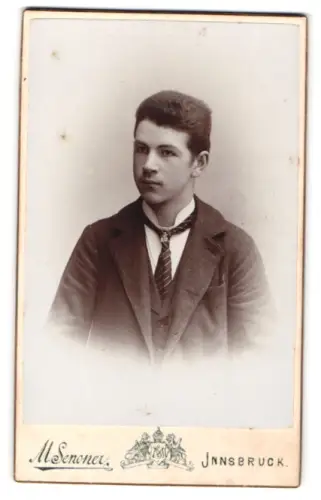 Fotografie M. Senoner, Innsbruck, Mariatheresiastr. 37, Porträt eines jungen Mannes