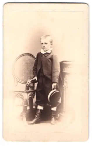Fotografie W. Lampmann, Dresden, Racknitz-Platz Nr. 4, Porträt eines Jungen mit Hut