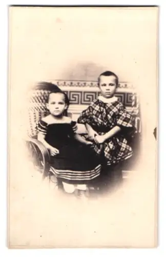 Fotografie unbekannter Fotograf und Ort, Zwei Kinder auf einem Stuhl