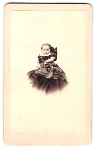 Fotografie Richard Könitz jun., Torgau, Kleinkind auf kunstvollem Stuhl