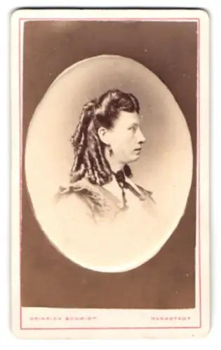 Fotografie Heinrich Schmidt, Darmstadt, Soder Strasse Nr. 12, Profil einer Dame mit eleganter Frisur