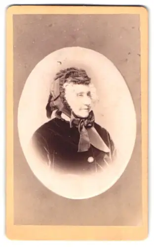 Fotografie C. Hoffmann, Erfurt, Domstrasse 6, Porträt einer älteren Dame