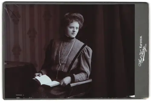 Fotografie Anton Karg, Kufstein, Unterer Stadtplatz 7, Dame mit Buch auf eine Stuhl sitzend 1906