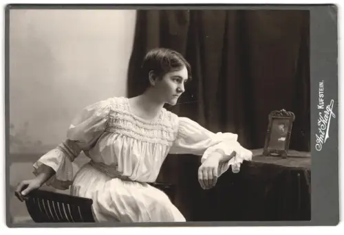 Fotografie Anton Karg, Kufstein, Unterer Stadtplatz 7, Frau im weissen Kleid neben kleinem Porträt