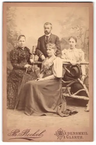 Fotografie Ph. Beckel, Waedensweil, Gruppenportrait mit Clara E.