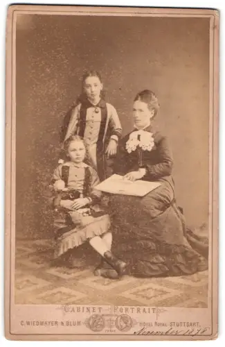 Fotografie C. Wiedmayer & Blum, Stuttgart, Friedrichstrasse 31, Familienszene mit Mutter und Kindern