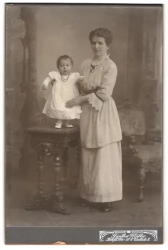 Fotografie Günther Müller, Frankfurt /Main, Wallstrasse 8, Mutter mit Kleinkind