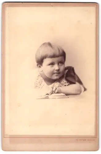 Fotografie Theodor Prümm, Berlin, Unter den Linden 51, Porträt eines Kindes mit Buch