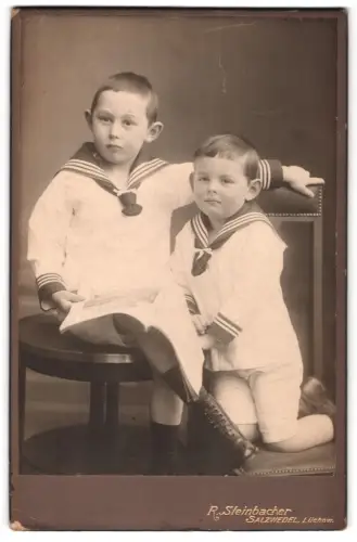 Fotografie R. Steinbacher, Salzwedel, Neuperverstrasse 38, Zwei Jungen in Matrosenanzügen