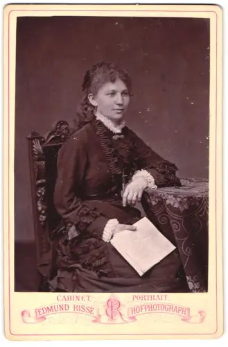 Fotografie Edmund Risse, Berlin, Unter den Linden 15, Frau mit Buch im eleganten Kleid