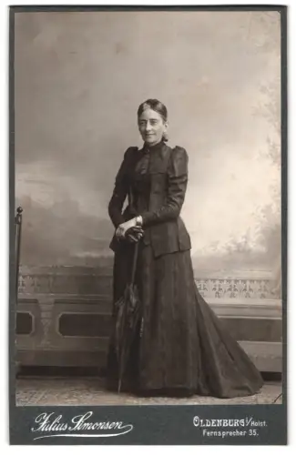 Fotografie Julius Simonsen, Oldenburg /Holstein, Am Markt, Elegante Dame mit Schirm