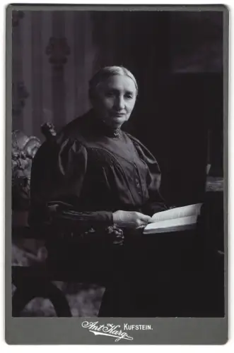 Fotografie Anton Karg, Kufstein, Unterer Stadtplatz 7, Ältere Dame mit Buch