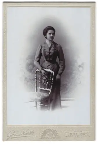 Fotografie Géza von Németh, Innsbruck, Maria Theresienstrasse 27, Elegante Dame mit Stuhl