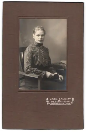 Fotografie Herm. Schmidt, Olbernhau i. Sa., Freibergerstr. 26, Porträt einer älteren Dame mit Buch