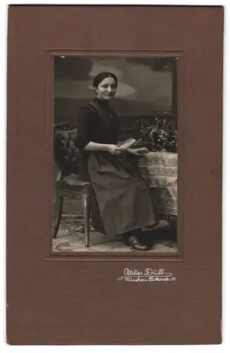 Fotografie Atelier Düll, München, Türkenstr. 31, Junge Frau sitzt an einem Tisch