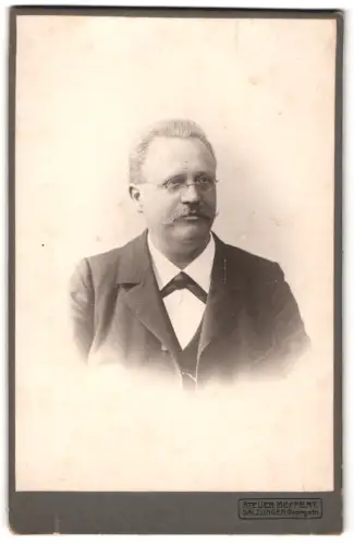 Fotografie Walter Meffert, Bad Salzungen, Georgstrasse, Porträt eines Herrn mit Brille