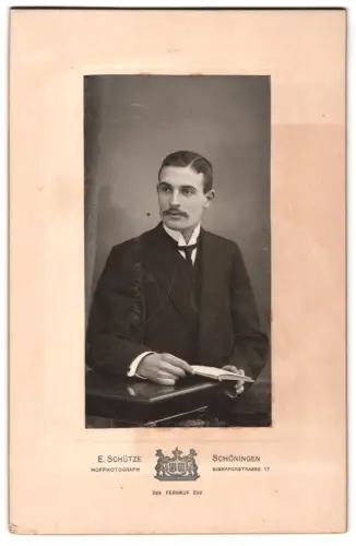 Fotografie E. Schütze, Schöningen, Bismarckstrasse 17, Porträt eines eleganten Herrn