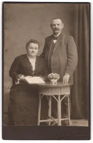 Fotografie R. Fischer Nachf., Birnbaum, Paar am Tisch mit Blumen