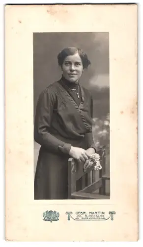 Fotografie Gebr. Martin, Augsburg, Bahnhofstrasse 24, Porträt einer eleganten Dame
