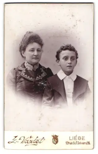 Fotografie L. Varlet, Liège, Rue de l`Université 10, Porträt einer Frau mit Kind