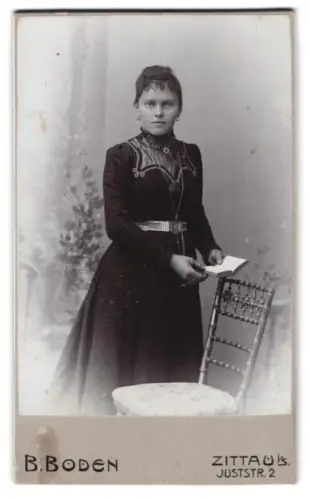 Fotografie B. Boden, Zittau, Juststr. 2, Frau mit Buch neben elegantem Stuhl