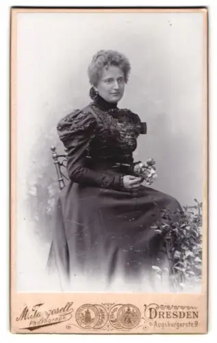 Fotografie Max Taggesell, Dresden, Augsburgerstrasse 9, Dame mit Blumenstrauss