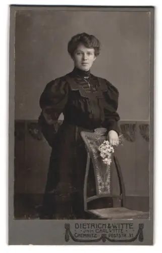 Fotografie Dietrich & Witte, Chemnitz, Poststrasse 31, Frau mit Blumen und Stuhl