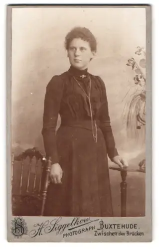 Fotografie H. Siggelkow, Buxtehude, Zwischen den Brücken, Dame im eleganten Kleid